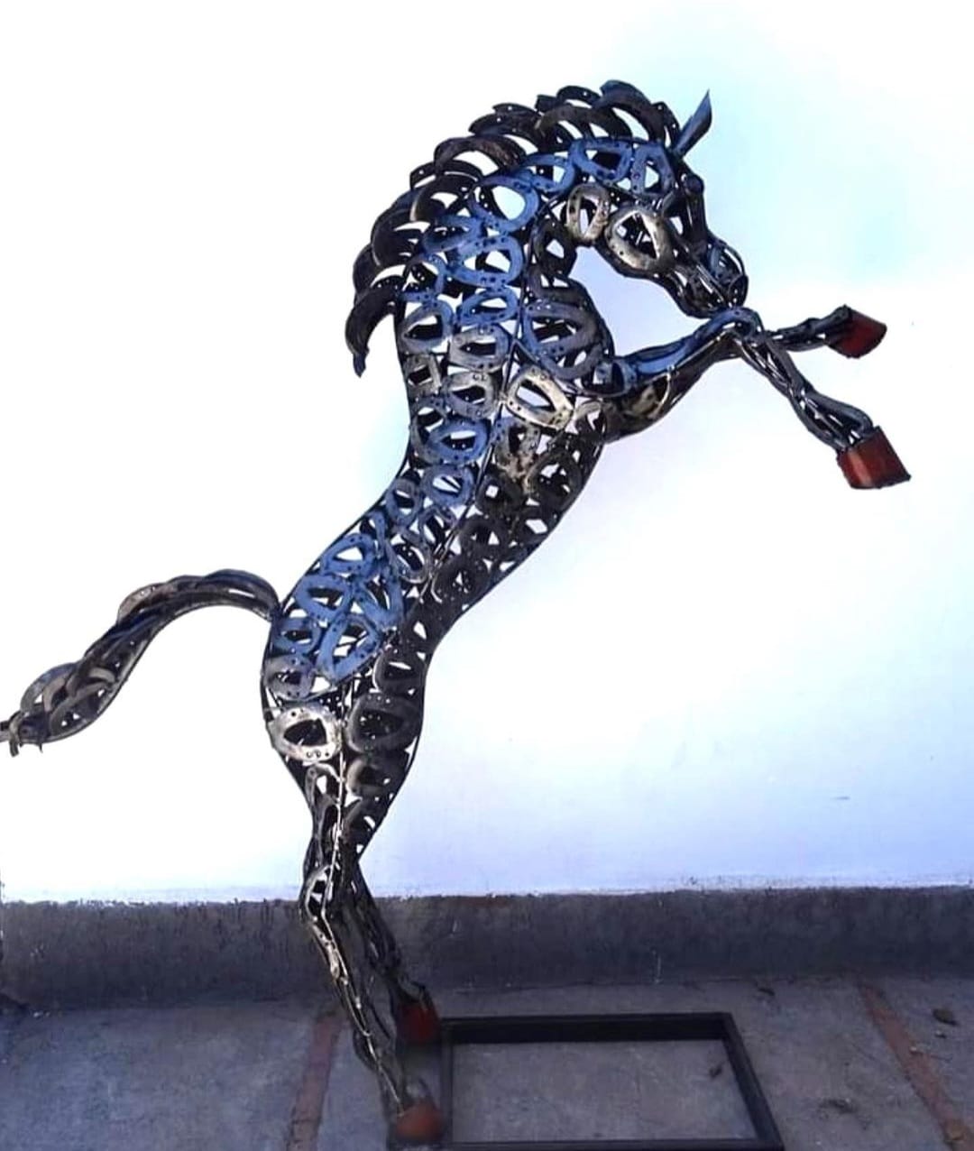 Steigerend paard van hoefijzers