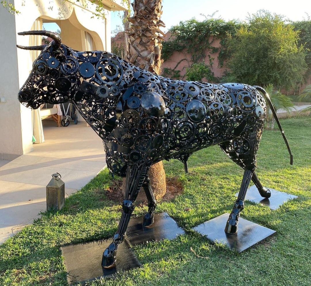 Stier sculptuur in tuin