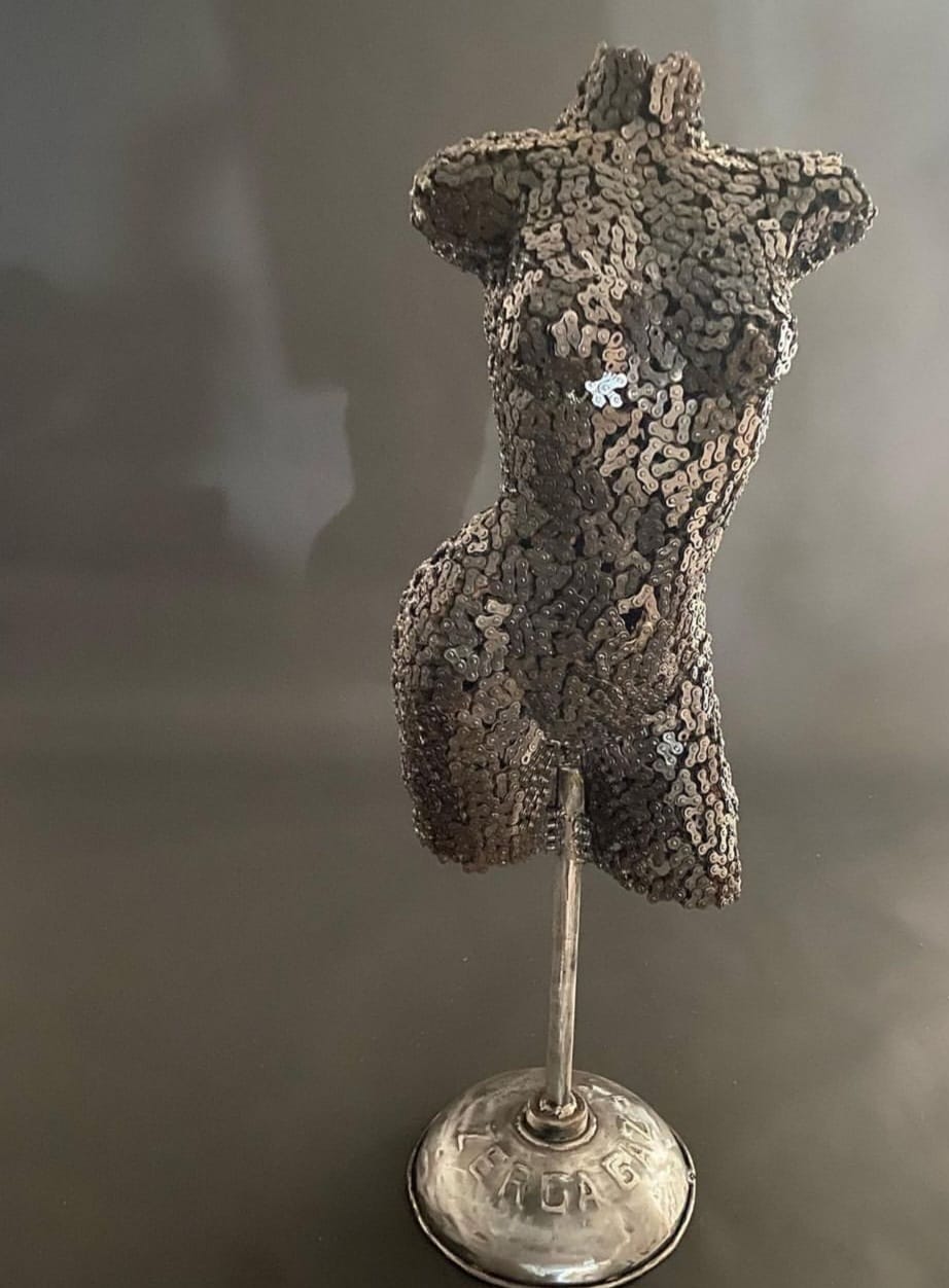 Torso sculptuur van kettingen