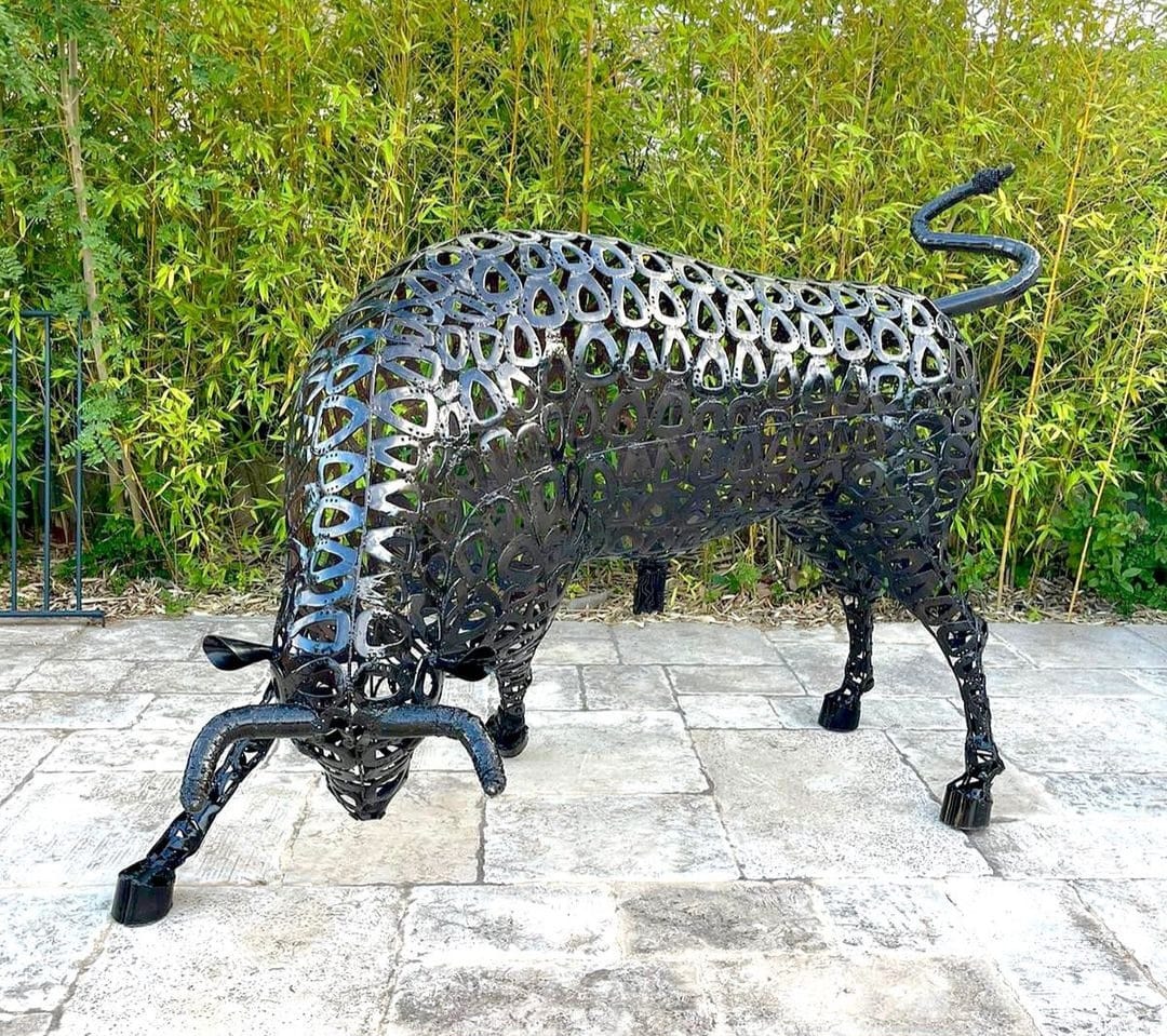 Stier sculptuur bij bamboe