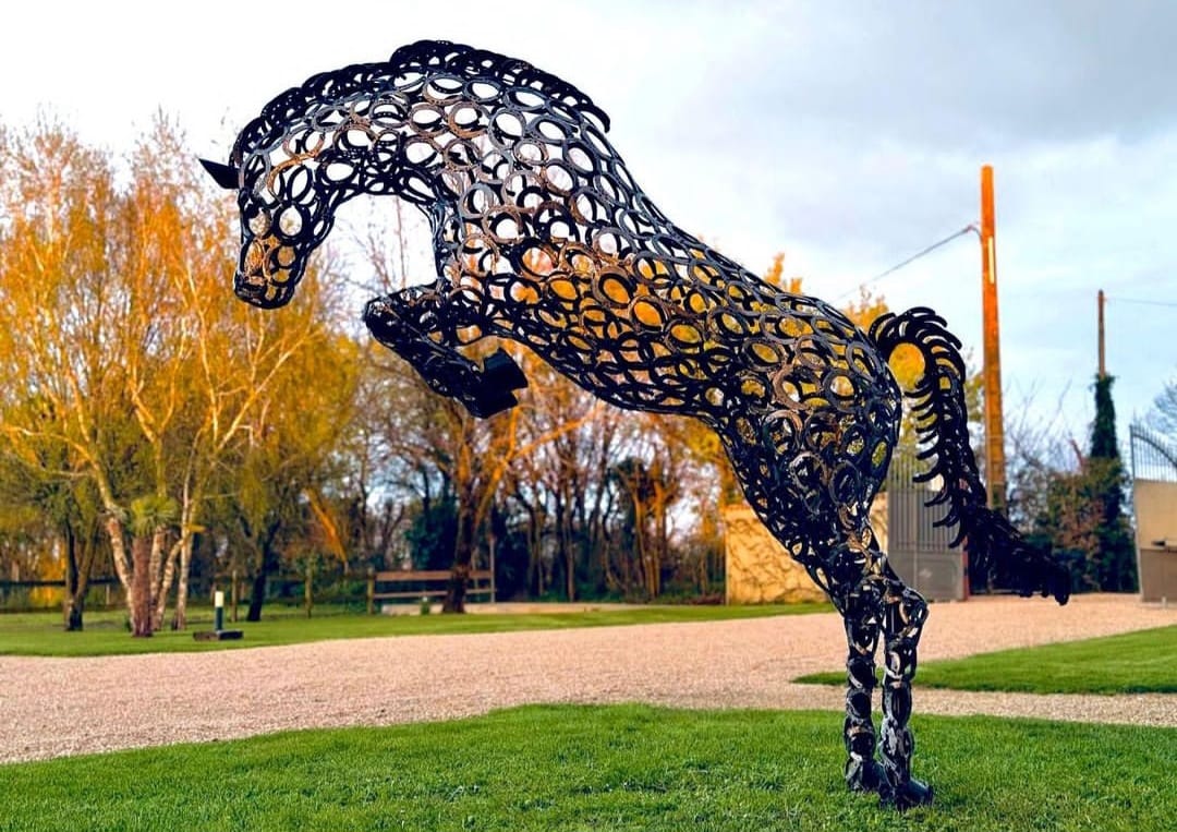 Springend paard in park