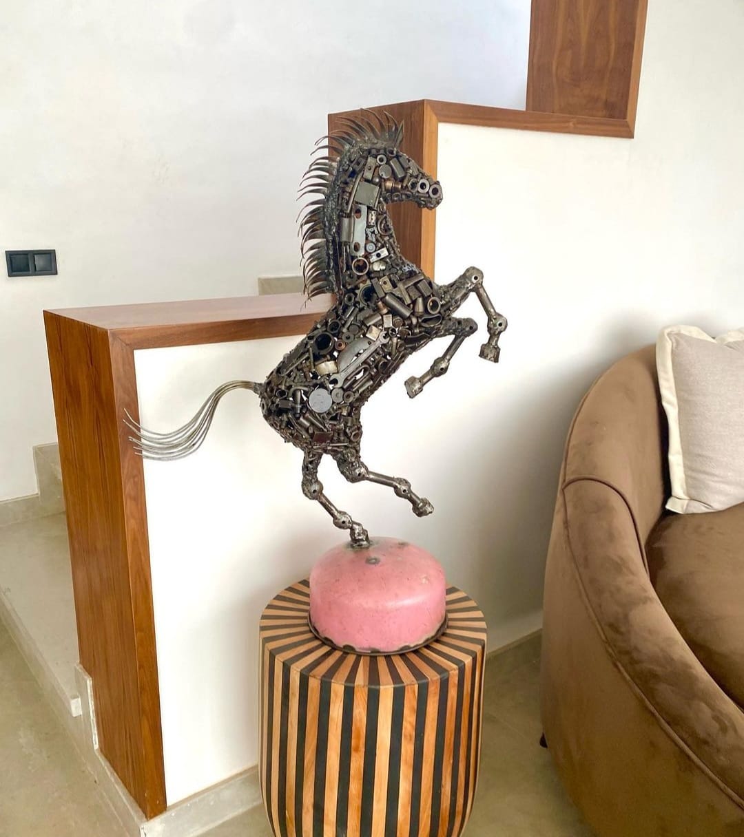 Klein steigerend paard interieur