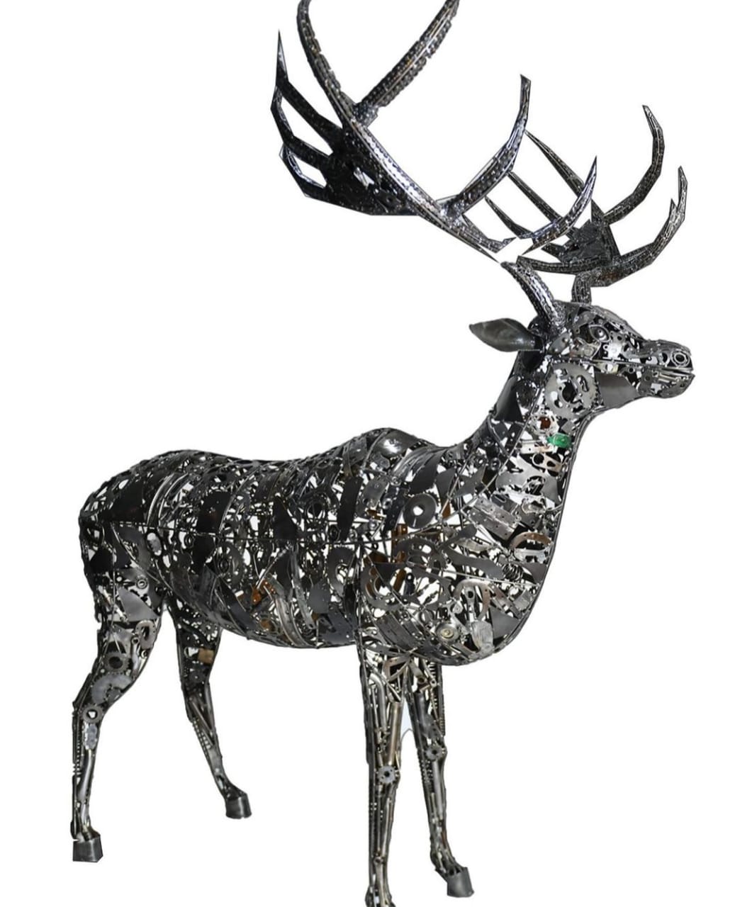 Hert sculptuur van gerecycled staal