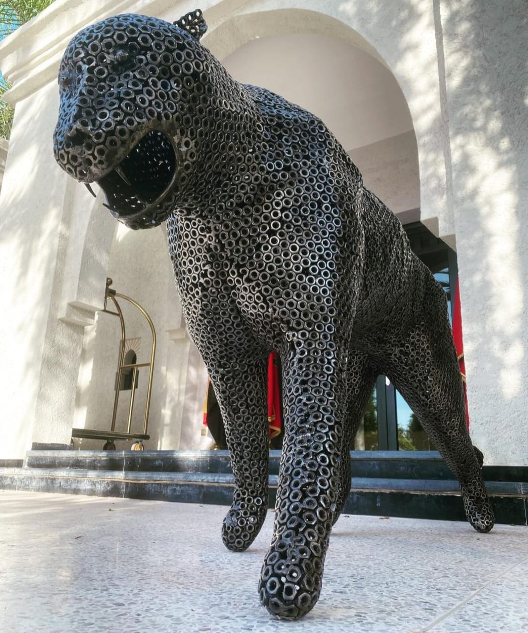 Panter sculptuur bij hotel entree