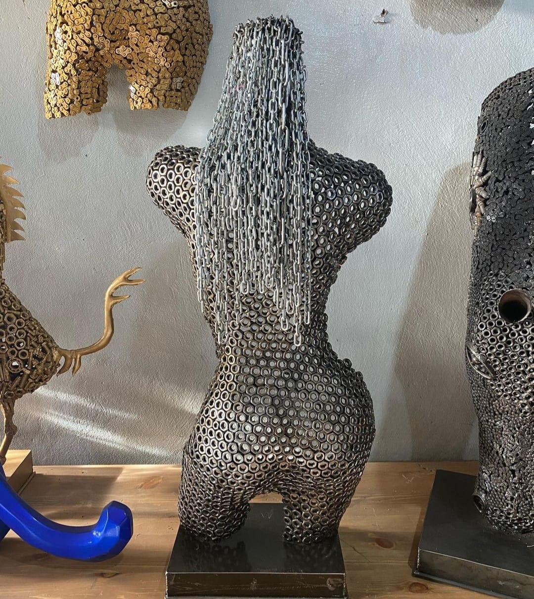 Vrouwelijke torso met kettinghaar