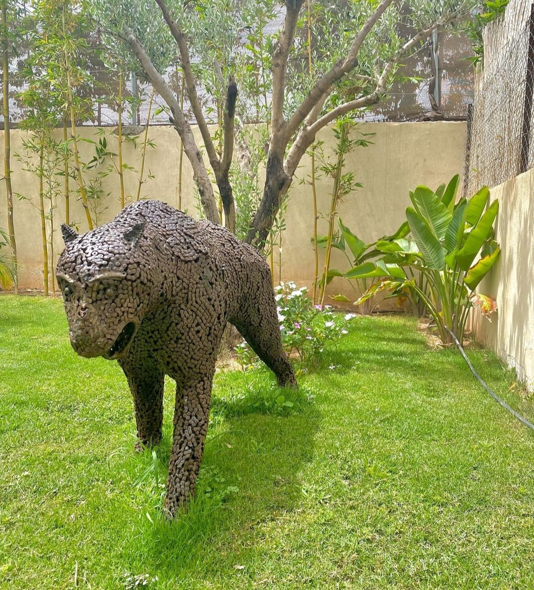 Panter sculptuur in tuin