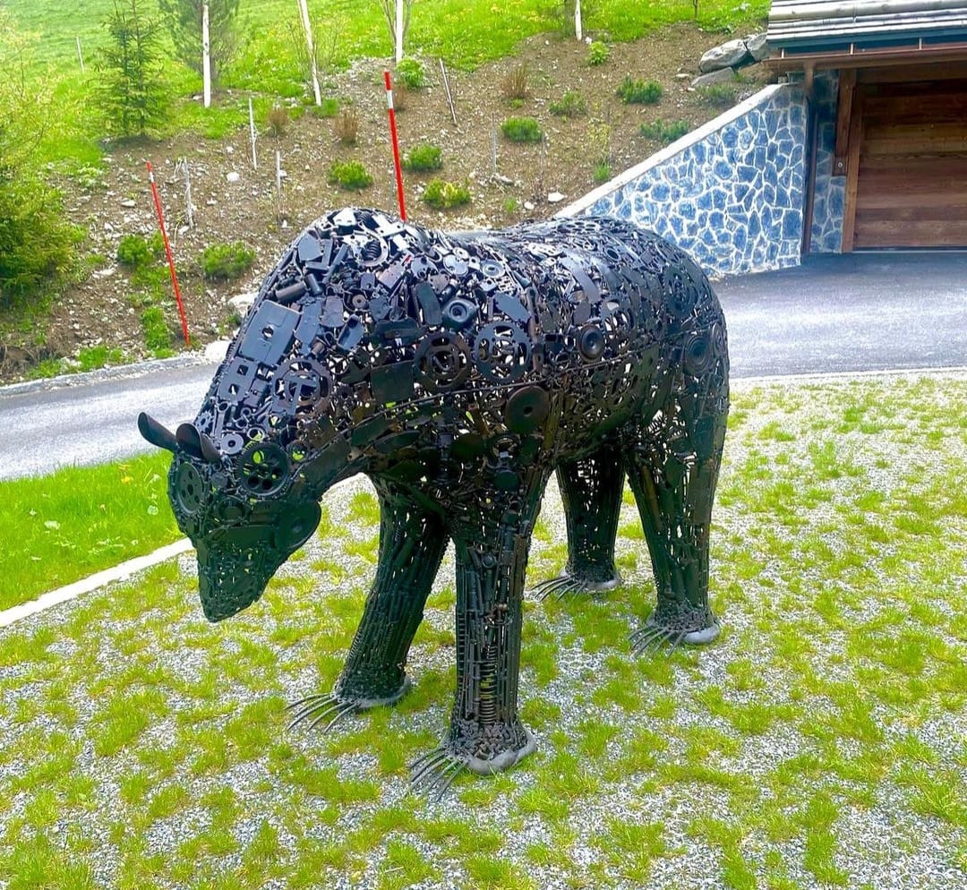 Beer sculptuur bij berghut