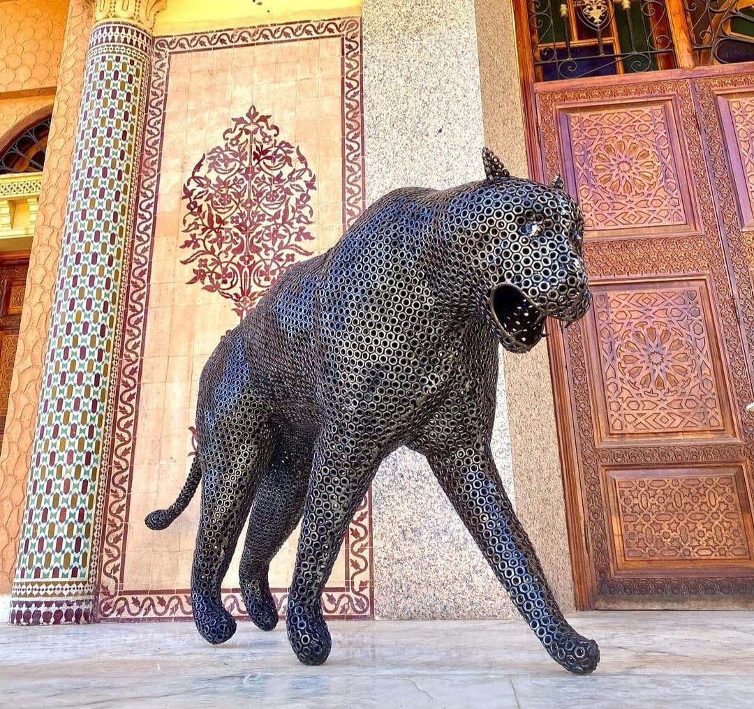 Panter sculptuur bij Marokkaans paleis