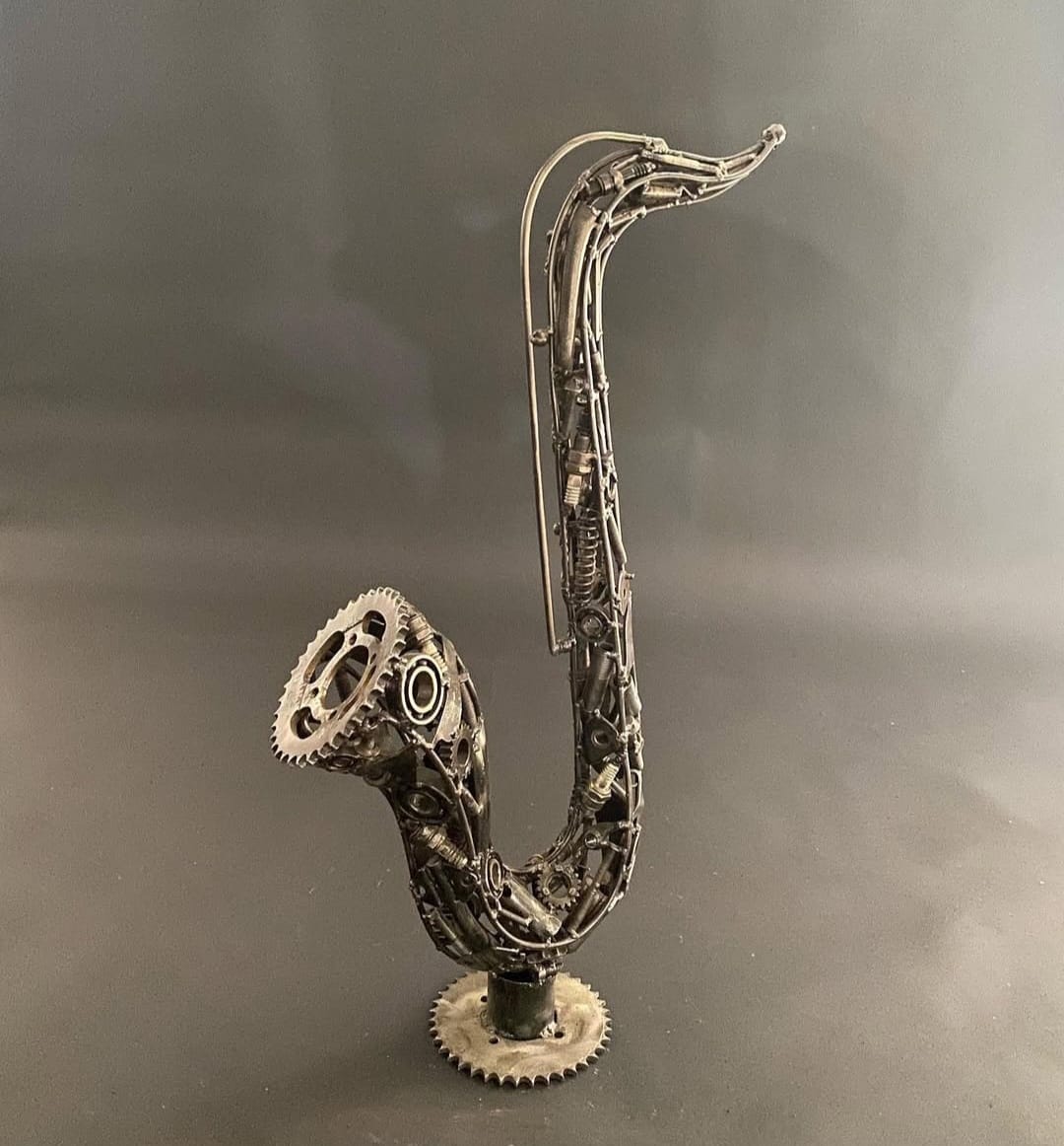 Saxofoon van gerecycled staal