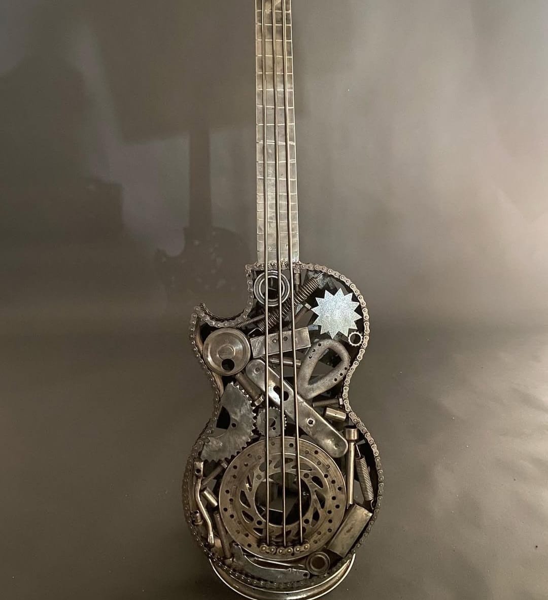 Gitaar van gerecycled staal