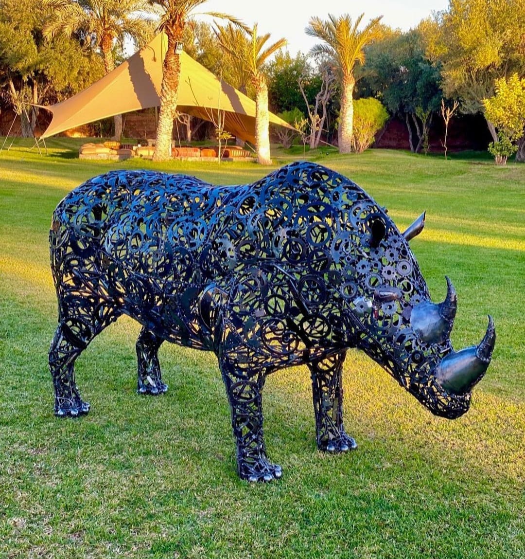 Neushoorn sculptuur bij resort