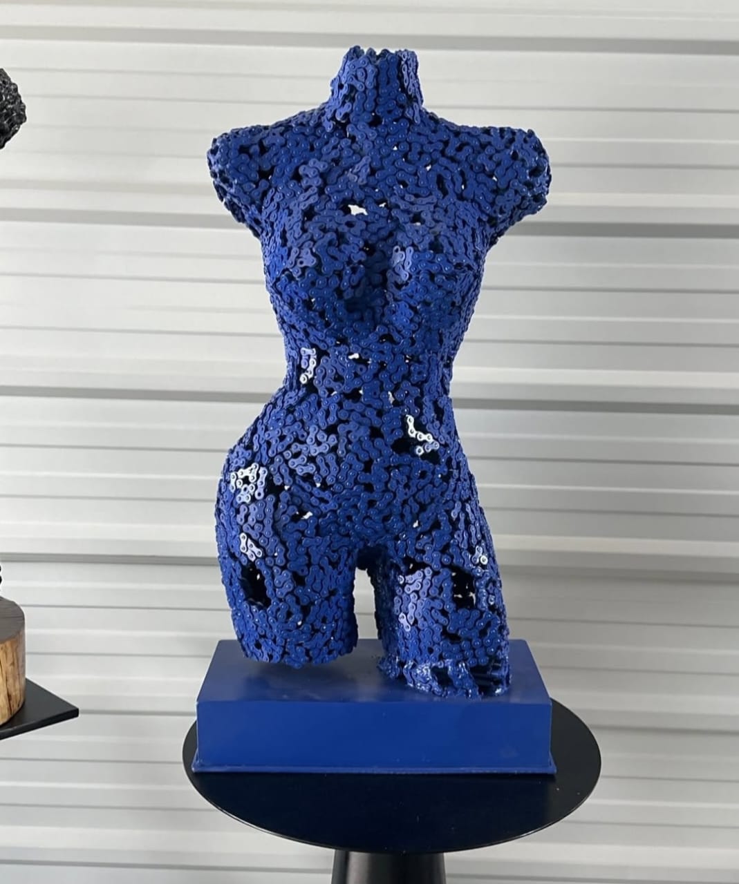 Blauwe torso van kettingen